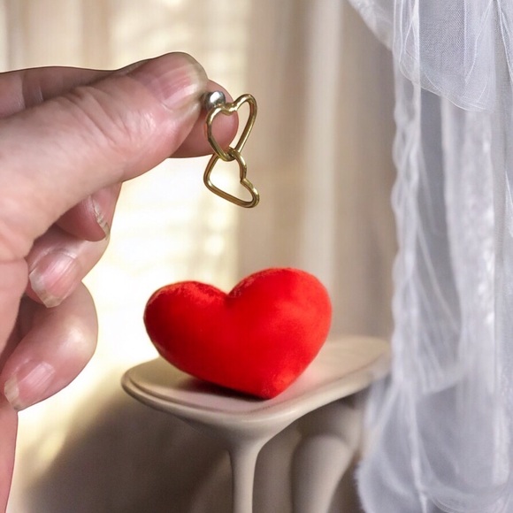 Gold Heart Earrings Sweetheart gift goldtone nice earrings! Quiet luxury - Picture 1 of 7
